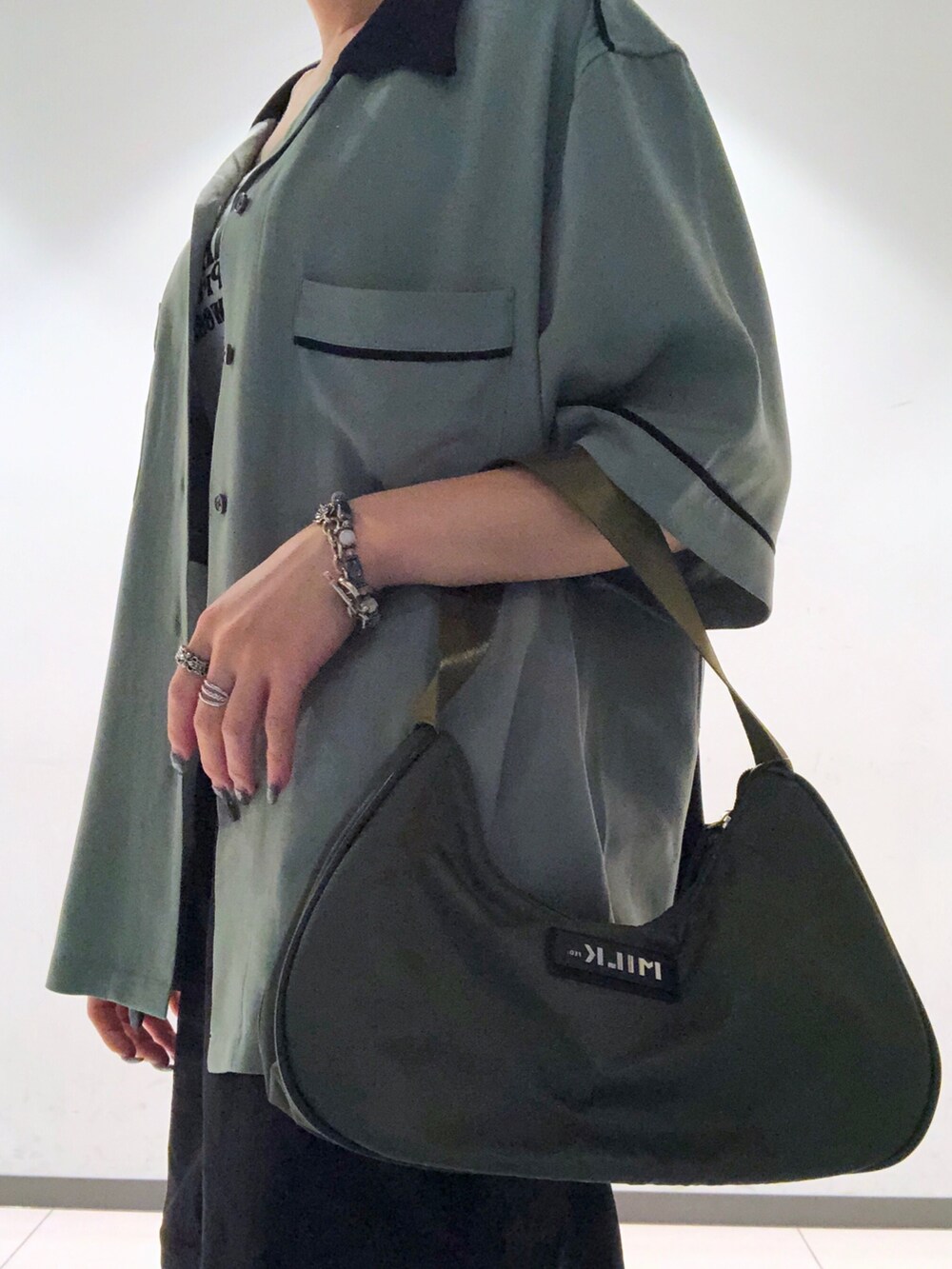 「MILKFED.、ミルクフェド、夏コーデ、NEW ERA、コラボ、帽子、キャップ、シャツスタイル、刺繍、パンツ、２ＷＡＹ、メンズライク」｜「MILKFED.のLOGO PLATE HANDBAG（ハンドバッグ、ブラック系）」を使った、MAMIさん（レディース・160cm）の夏コーディネートの5枚目の写真