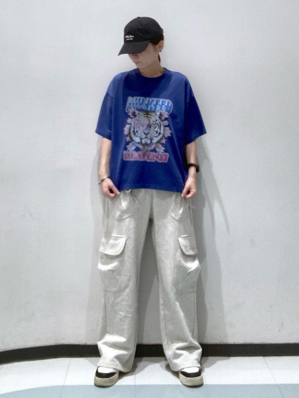 ベージュ系のスウェットパンツ、ブラック系のショルダーバッグ、ベージュ系のパーカーを着用したレディースの冬コーディネートの4枚目の写真