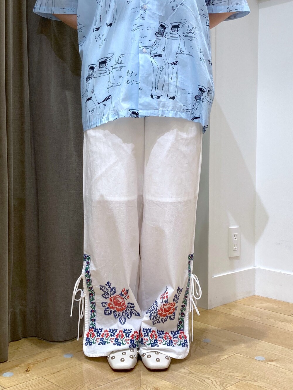 ホワイト系のキャミソール、ホワイト系のその他パンツ、ブルー系のかごバッグを着用したレディースの夏コーディネートの5枚目の写真