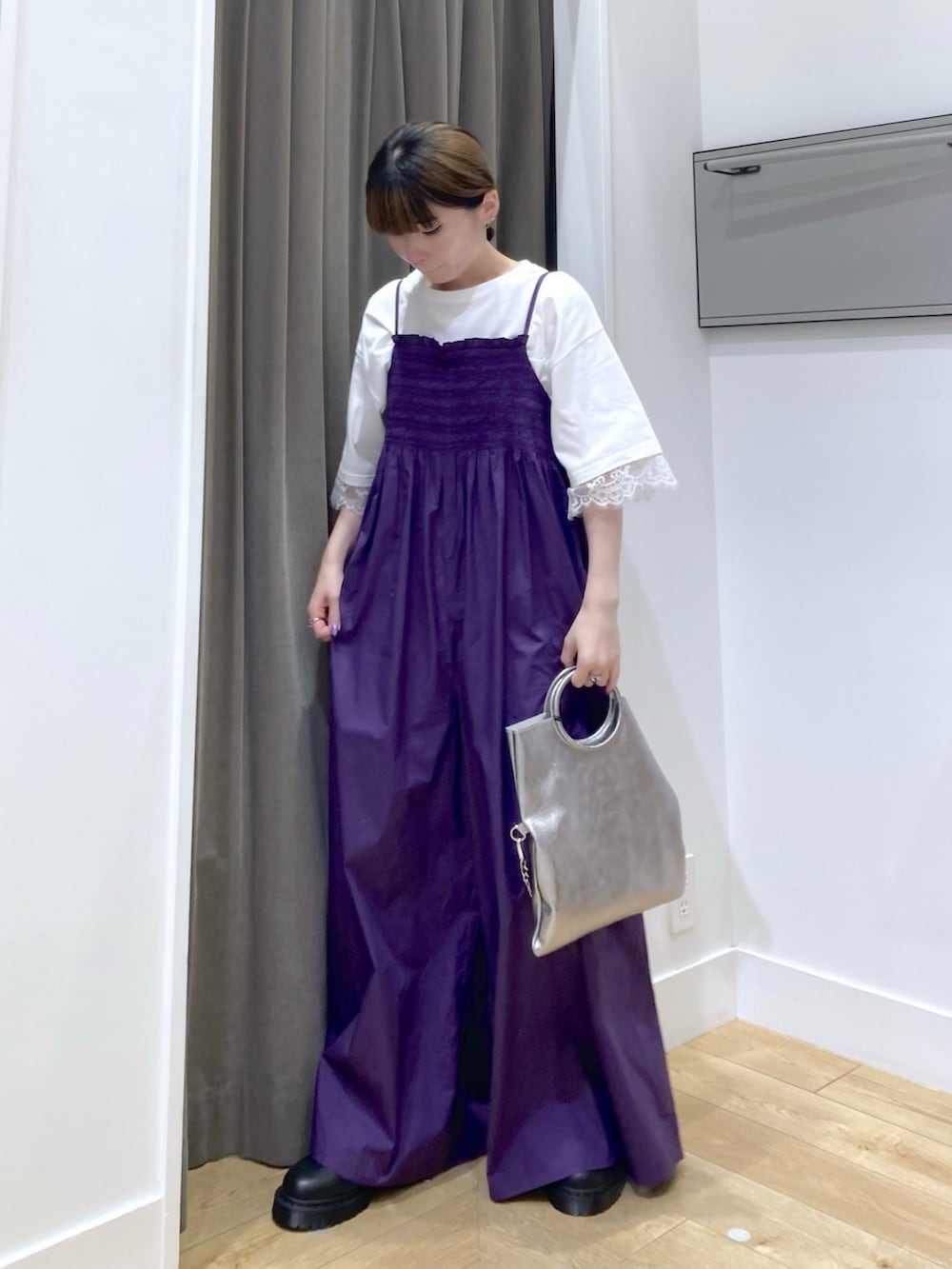 パープル系のつなぎ/オールインワン、ホワイト系のTシャツ/カットソー、シルバー系のショルダーバッグを着用したレディースの秋コーディネートの4枚目の写真