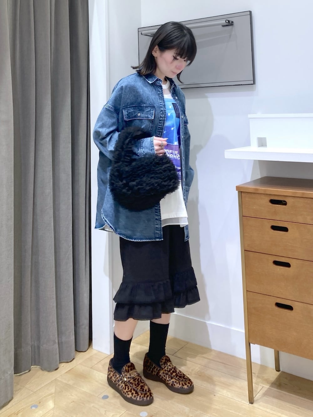 ブルー系のシャツ/ブラウス、ホワイト系のTシャツ/カットソー、ブラウン系のローファーを着用したレディースの春コーディネートの2枚目の写真