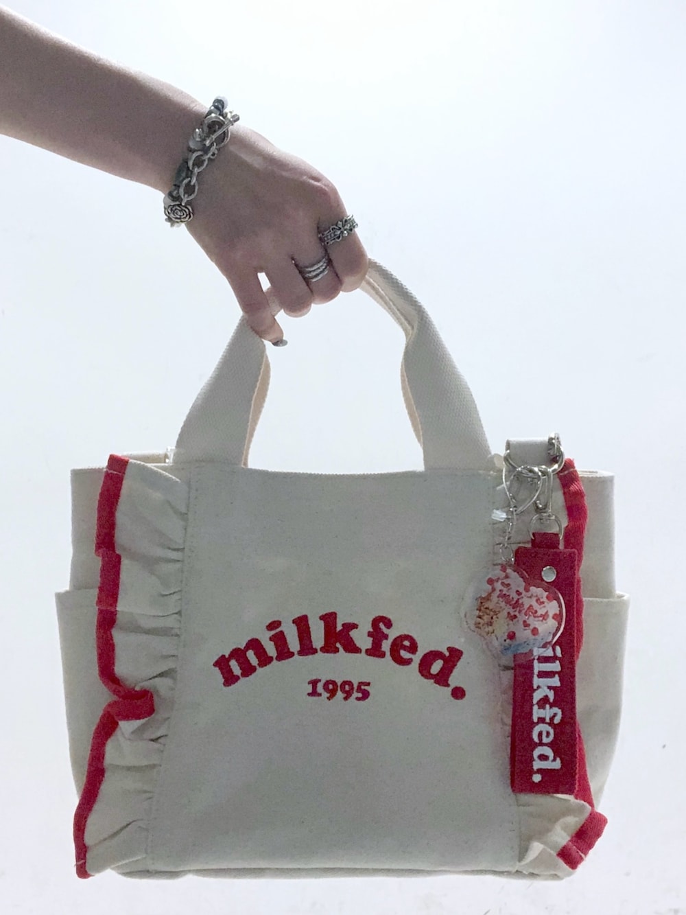 「MILKFED.、ミルクフェド、キャップ女子、Tシャツ、グラフィックＴ、いちご、レトロ、ストレートパンツ、ショルダーバッグ、フリル」｜「MILKFED.のCIRCLE STRAWBERRY LOGO S/S TEE（Tシャツ/カットソー、ベージュ系）」を使った、MAMIさん（レディース・160cm）の夏コーディネートの6枚目の写真