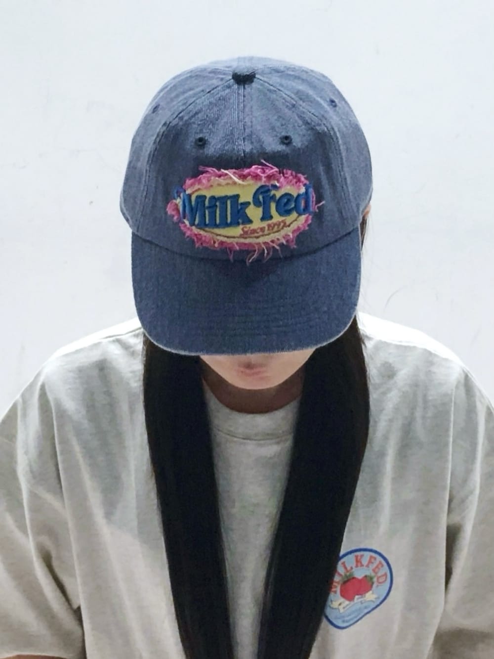 「MILKFED.、ミルクフェド、キャップ女子、Tシャツ、グラフィックＴ、いちご、レトロ、ストレートパンツ、ショルダーバッグ、フリル」｜「MILKFED.のCIRCLE STRAWBERRY LOGO S/S TEE（Tシャツ/カットソー、ベージュ系）」を使った、MAMIさん（レディース・160cm）の夏コーディネートの5枚目の写真