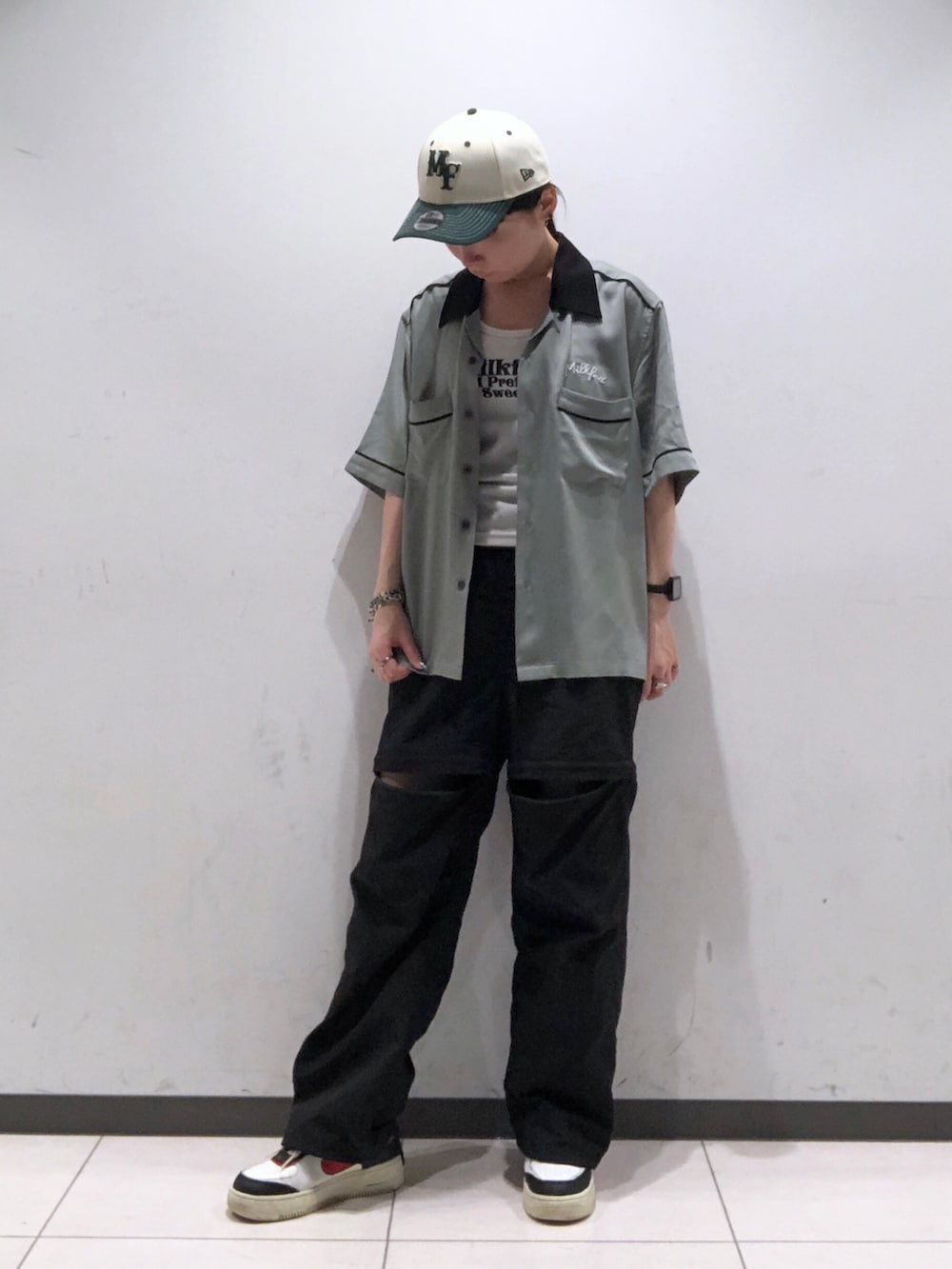 「MILKFED.、ミルクフェド、夏コーデ、NEW ERA、コラボ、帽子、キャップ、シャツスタイル、刺繍、パンツ、２ＷＡＹ、メンズライク」｜「MILKFED.のLOGO PLATE HANDBAG（ハンドバッグ、ブラック系）」を使った、MAMIさん（レディース・160cm）の夏コーディネートの4枚目の写真