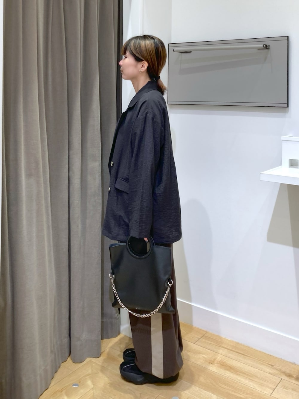 ブラック系のテーラードジャケット、ブラウン系のTシャツ/カットソー、グリーン系のその他パンツを着用したレディースの秋コーディネートの2枚目の写真