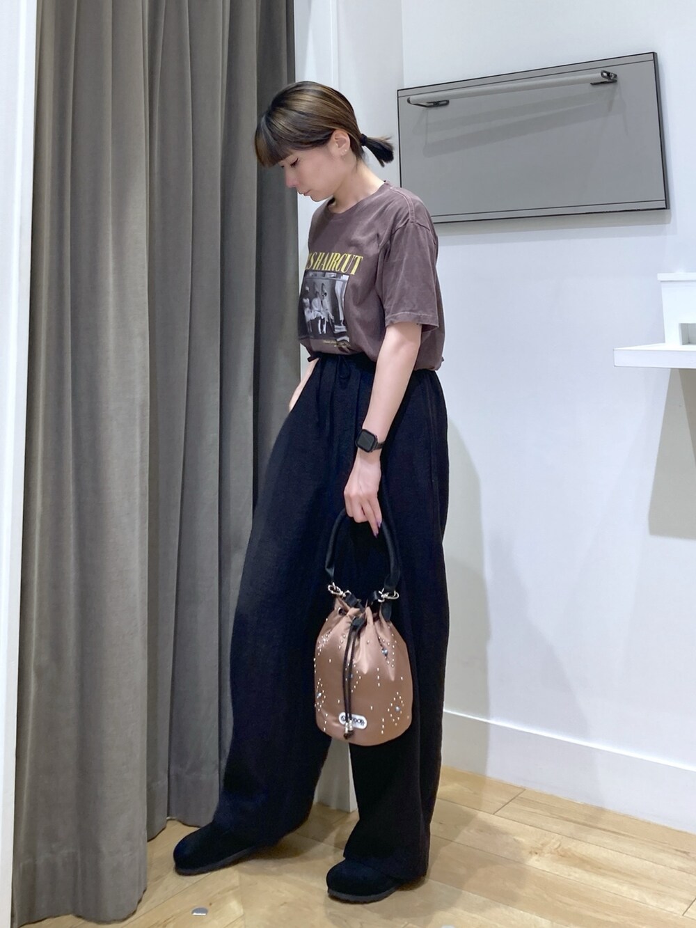 ブラウン系のTシャツ/カットソー、ブラック系のその他パンツ、ブラウン系のショルダーバッグを着用したレディースの秋コーディネートの2枚目の写真