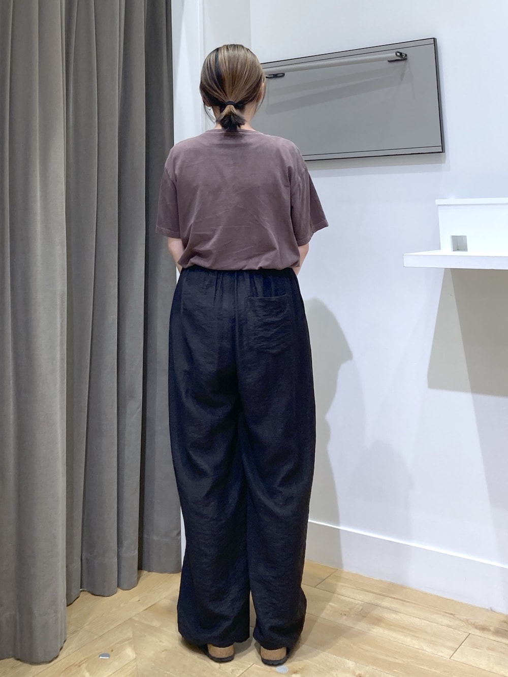 ブラウン系のTシャツ/カットソー、ブラック系のその他パンツ、ブラウン系のショルダーバッグを着用したレディースの秋コーディネートの4枚目の写真