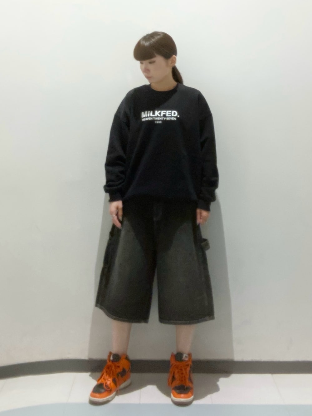 ブラック系のスウェット、パープル系のショルダーバッグ、パープル系のバックパック/リュックを着用したレディースの秋コーディネートの3枚目の写真