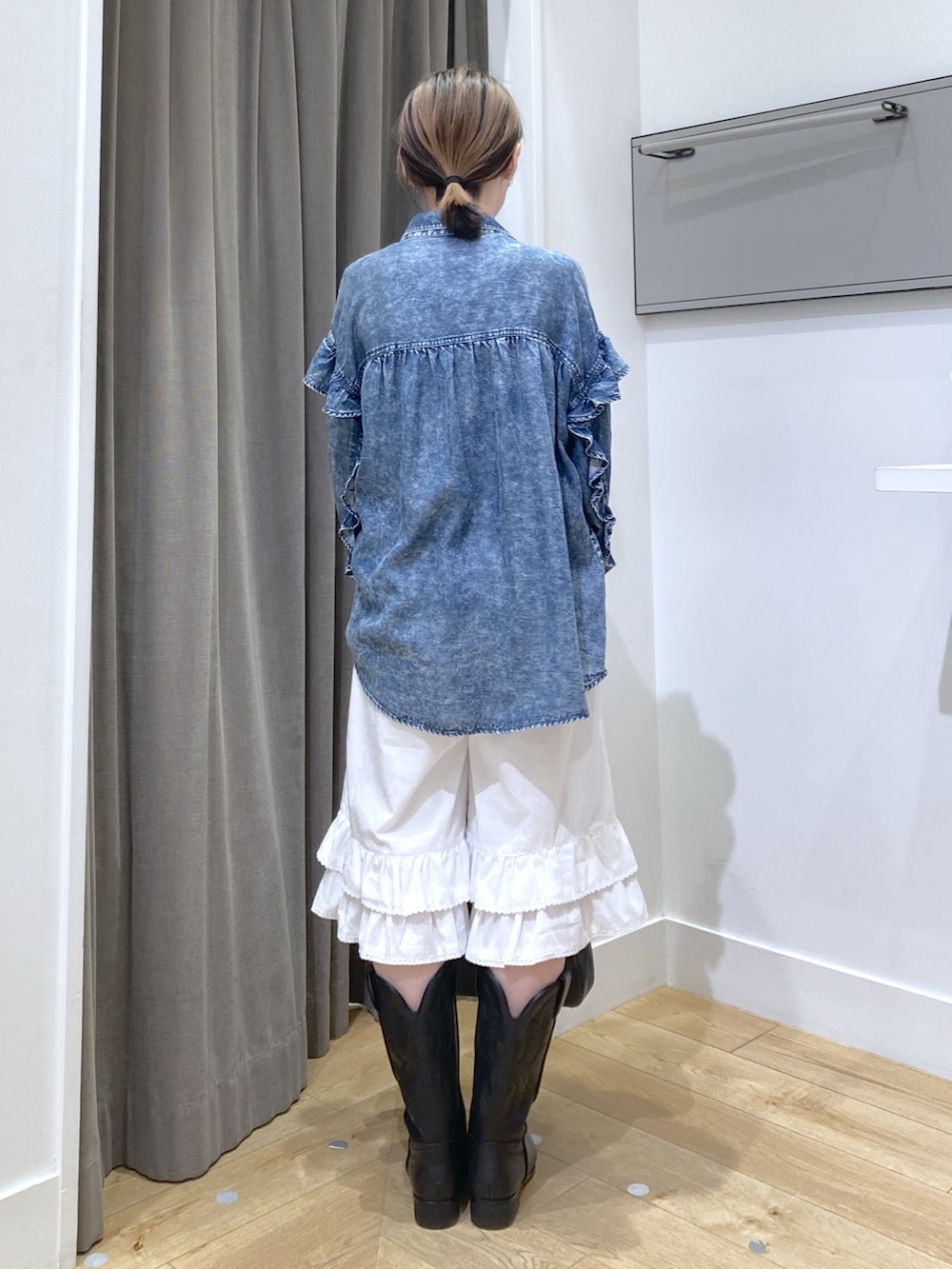 ブルー系のシャツ/ブラウス、ブラック系のブーツを着用したレディースの秋コーディネートの3枚目の写真