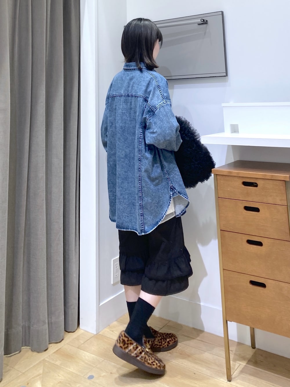 ブルー系のシャツ/ブラウス、ホワイト系のTシャツ/カットソー、ブラウン系のローファーを着用したレディースの春コーディネートの3枚目の写真