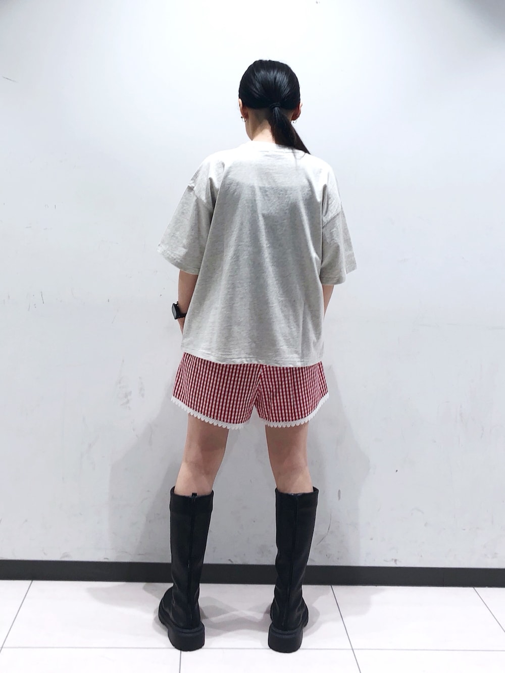 「MILKFED.、ミルクフェド、甘辛mix、アウトドアスタイル、雨の日コーデ、ヴィンテージ、古着感、ギンガムチェック、ロゴT、カラーコーデ、ショートパンツ、ブーツ」｜「MILKFED.のTIGER WIDE S/S TEE（Tシャツ/カットソー、ベージュ系）」を使った、MAMIさん（レディース・160cm）の夏コーディネートの2枚目の写真