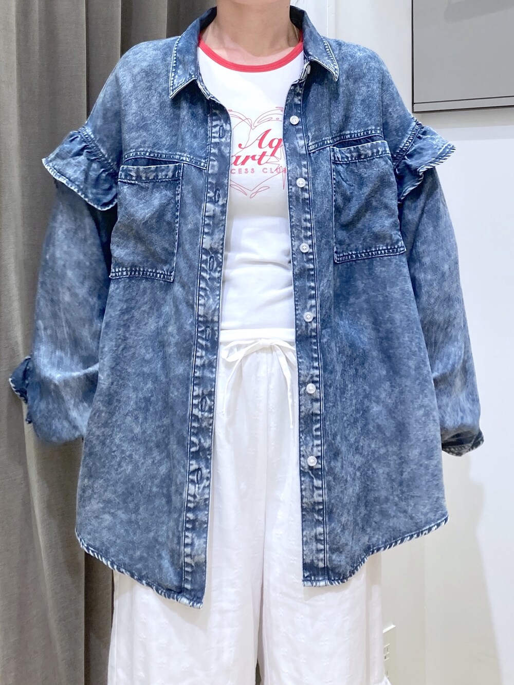 ブルー系のシャツ/ブラウス、ブラック系のブーツを着用したレディースの秋コーディネートの5枚目の写真