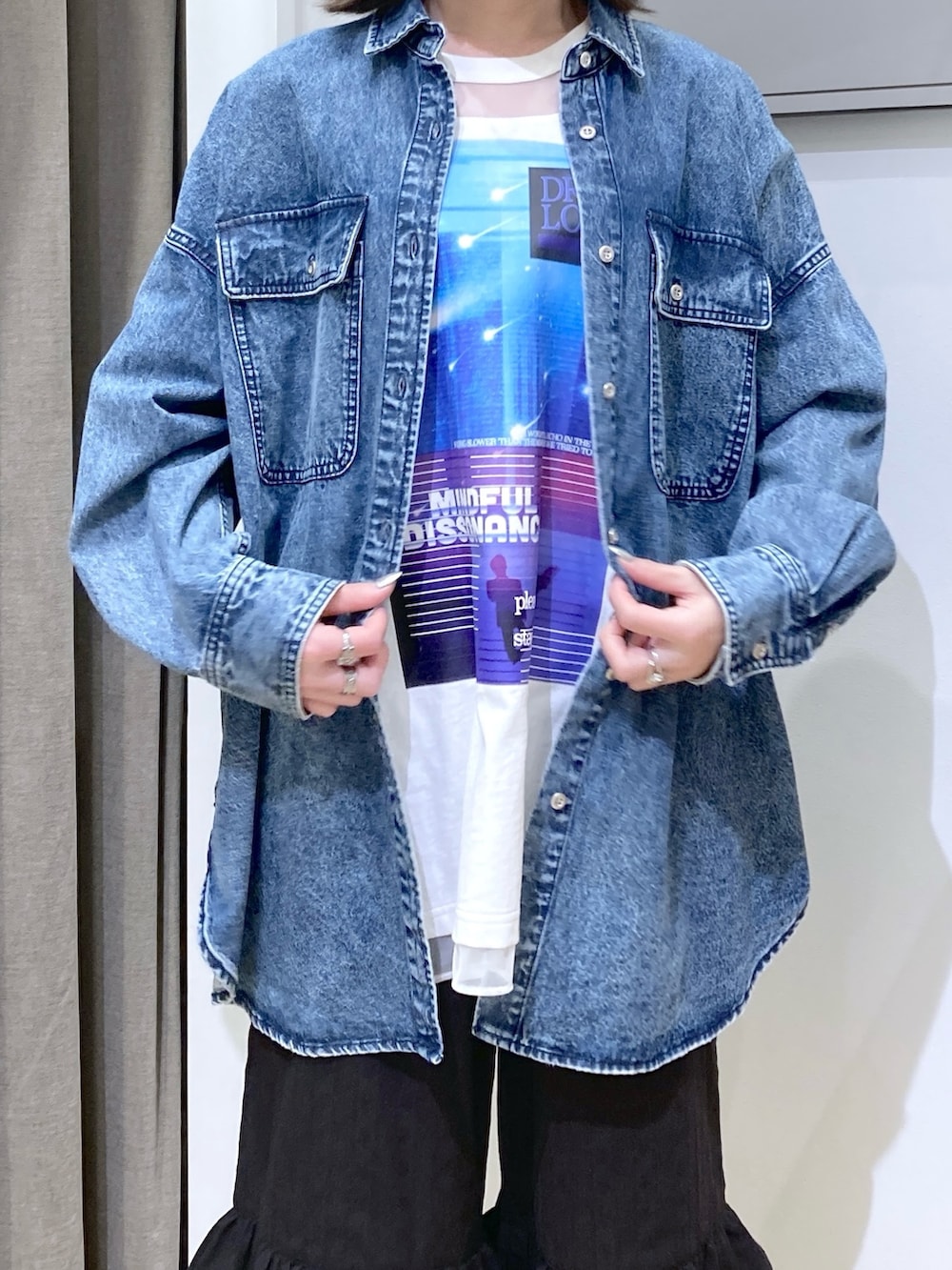 ブルー系のシャツ/ブラウス、ホワイト系のTシャツ/カットソー、ブラウン系のローファーを着用したレディースの春コーディネートの5枚目の写真