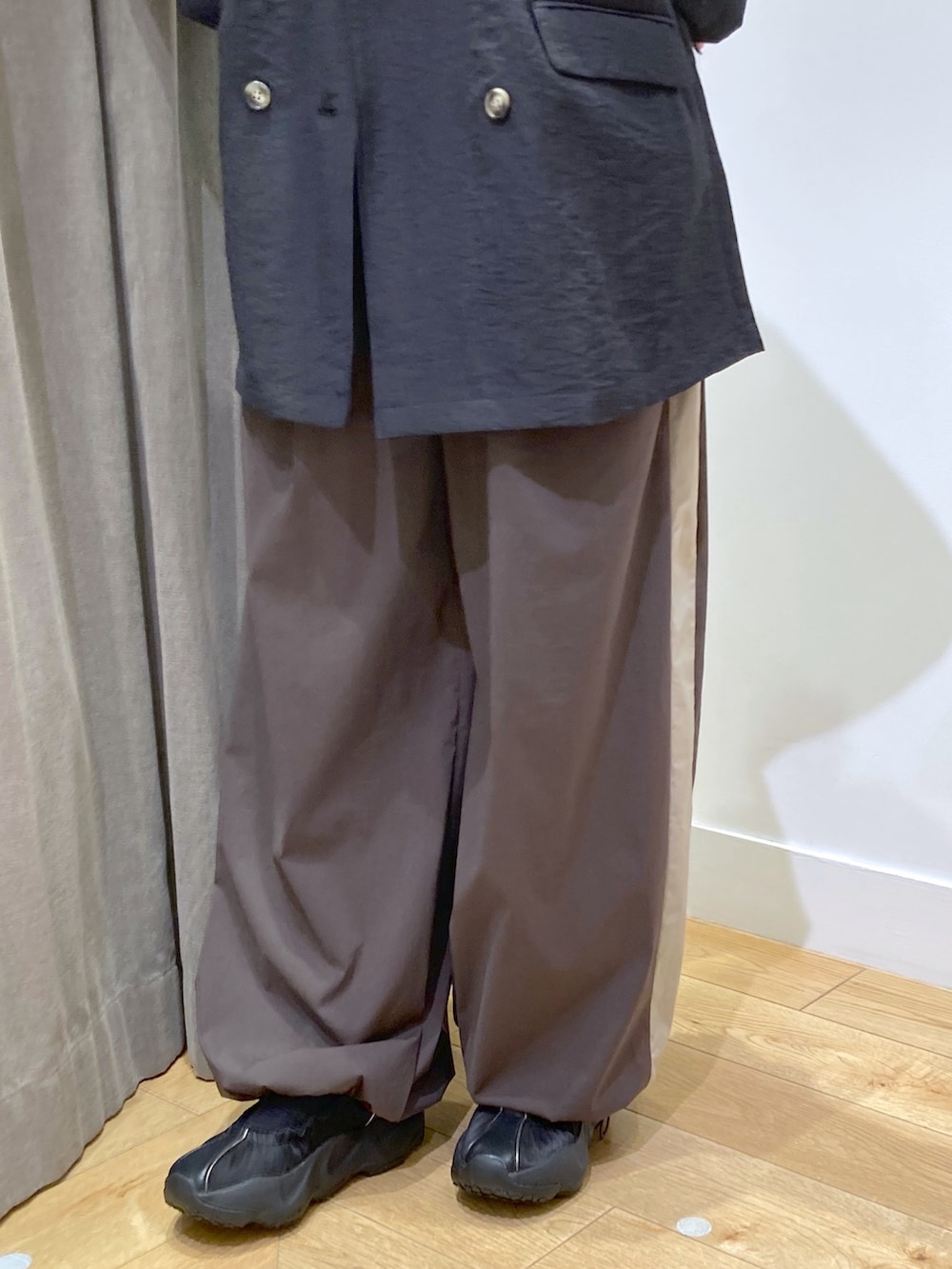 ブラック系のテーラードジャケット、ブラウン系のTシャツ/カットソー、グリーン系のその他パンツを着用したレディースの秋コーディネートの5枚目の写真