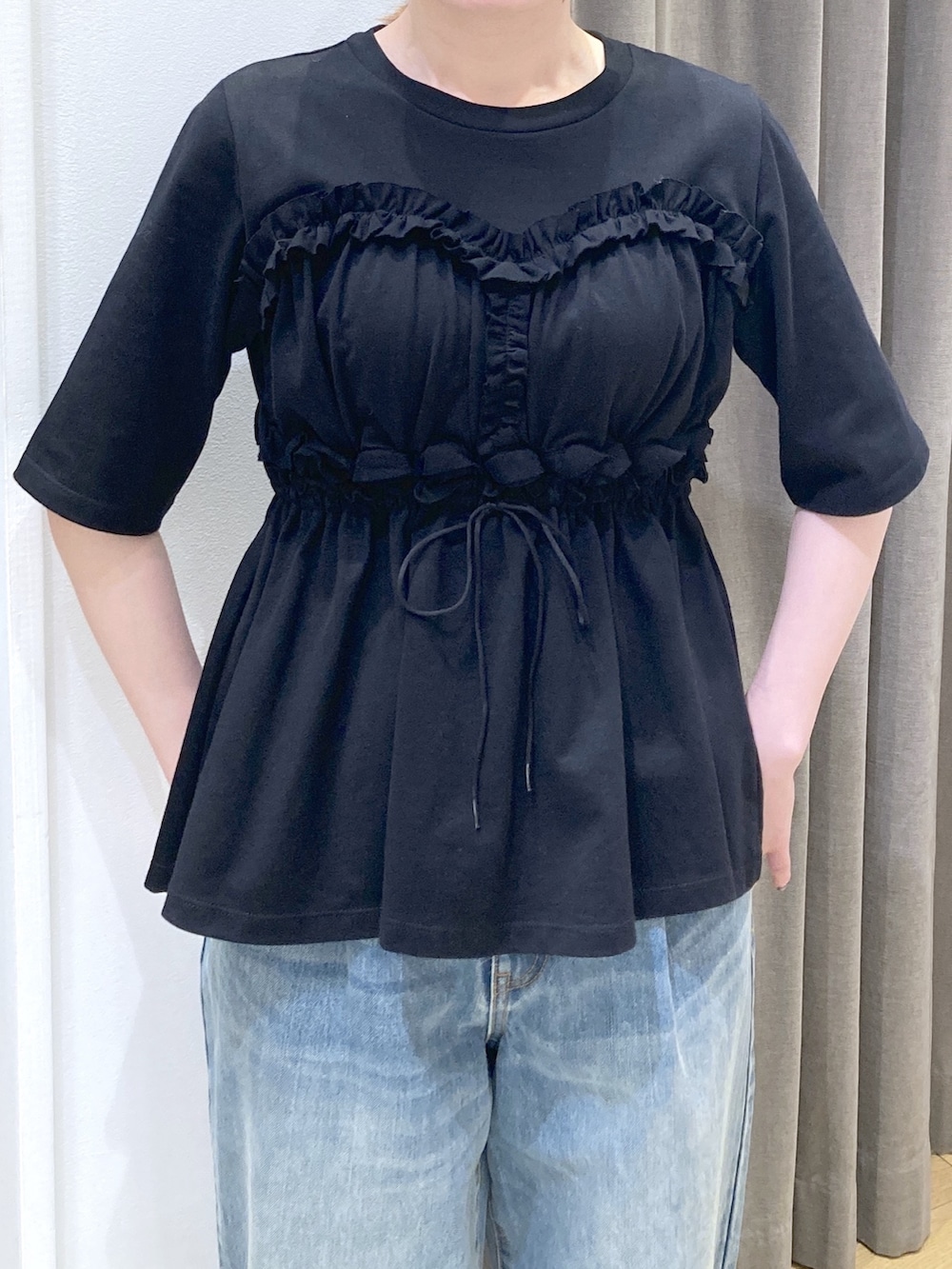 ブラック系のTシャツ/カットソー、ブルー系のデニムパンツ、ブルー系のトートバッグを着用したレディースの夏コーディネートの4枚目の写真