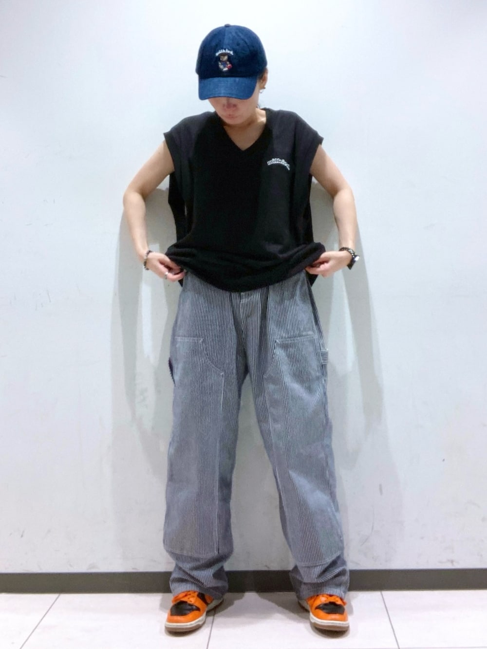 「MILKFED.、ミルクフェド、メンズライク、カジュアルコーデ、サロペット、スゥエット、ベスト、トートバッグ、ポーチ、推し活グッズ、オレンジ、キャップ女子」｜「MILKFED.のMILKMAN BEAR CAP（キャップ、ブラック系）」を使った、MAMIさん（レディース・160cm）の夏コーディネートの4枚目の写真
