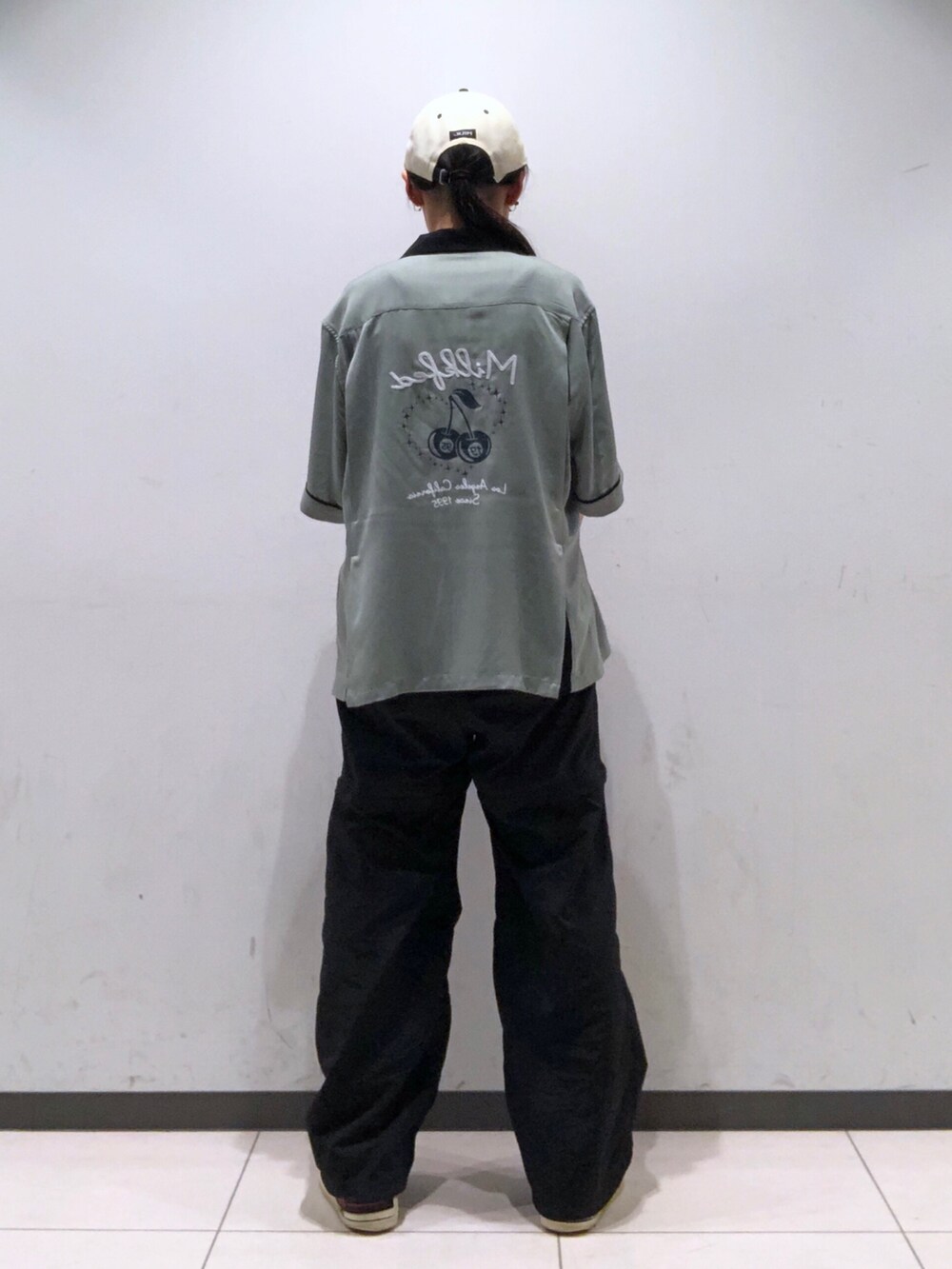 「MILKFED.、ミルクフェド、夏コーデ、NEW ERA、コラボ、帽子、キャップ、シャツスタイル、刺繍、パンツ、２ＷＡＹ、メンズライク」｜「MILKFED.のLOGO PLATE HANDBAG（ハンドバッグ、ブラック系）」を使った、MAMIさん（レディース・160cm）の夏コーディネートの2枚目の写真