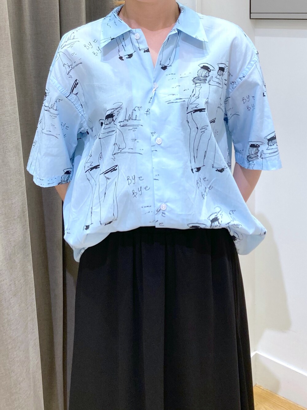 ブルー系のシャツ/ブラウス、ホワイト系のかごバッグ、ブラック系のスカートを着用したレディースの夏コーディネートの5枚目の写真
