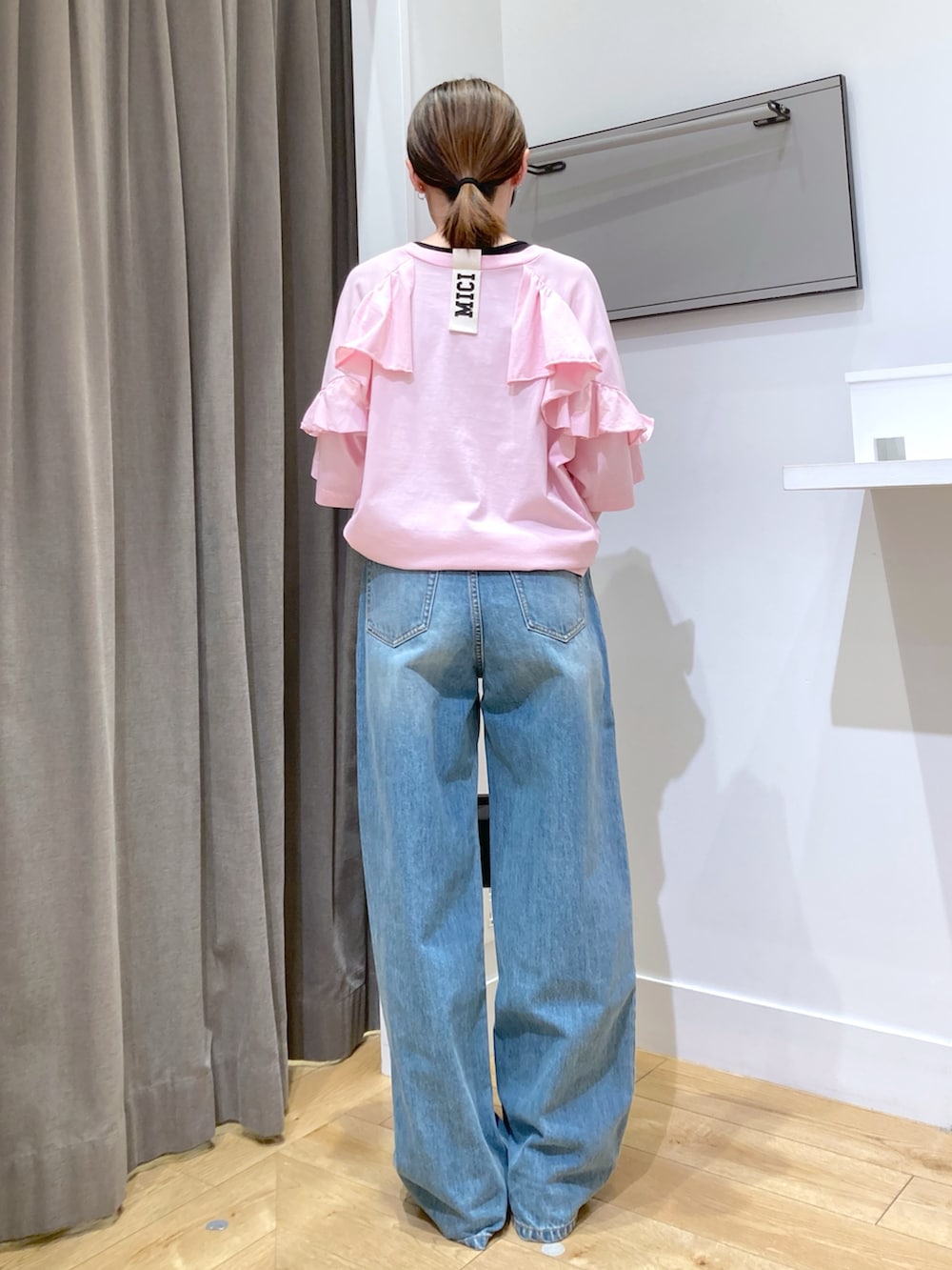 ピンク系のTシャツ/カットソー、ブルー系のデニムパンツ、ブラック系のボストンバッグを着用したレディースの夏コーディネートの3枚目の写真