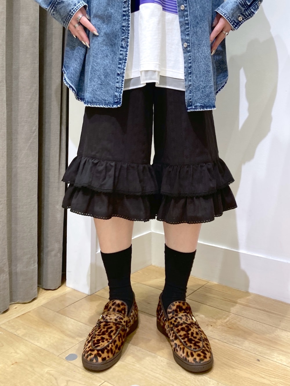 ブルー系のシャツ/ブラウス、ホワイト系のTシャツ/カットソー、ブラウン系のローファーを着用したレディースの春コーディネートの6枚目の写真
