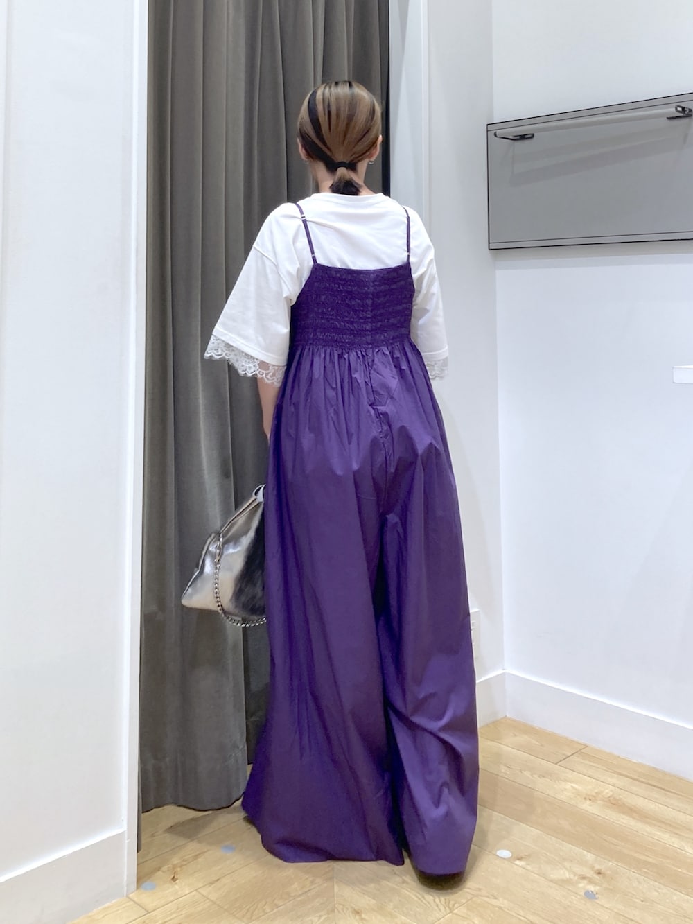 パープル系のつなぎ/オールインワン、ホワイト系のTシャツ/カットソー、シルバー系のショルダーバッグを着用したレディースの秋コーディネートの3枚目の写真