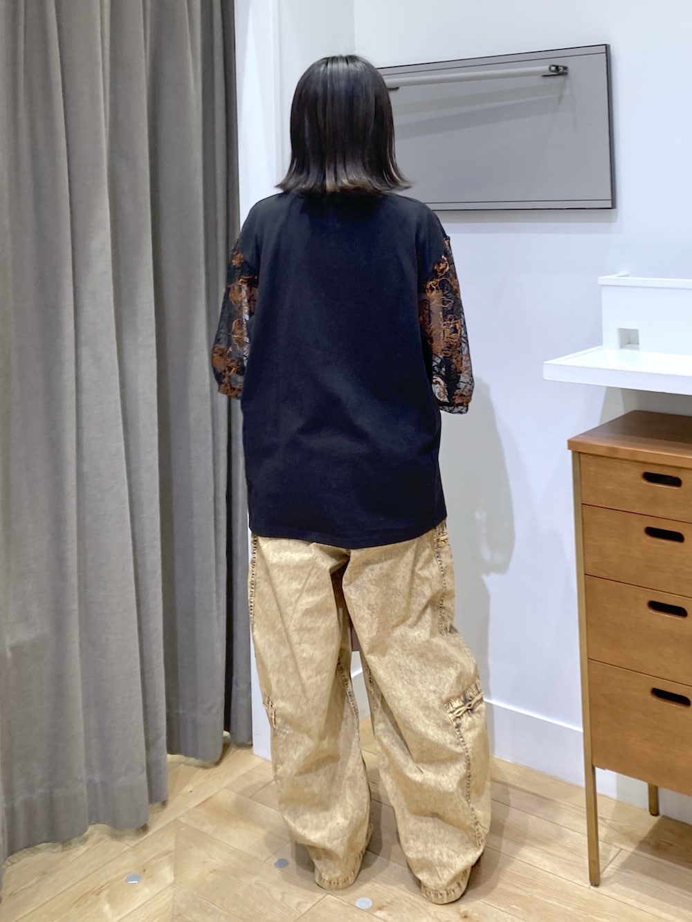 ブラック系のTシャツ/カットソー、ブラウン系のショルダーバッグ、ベージュ系のその他パンツを着用したレディースの春コーディネートの3枚目の写真