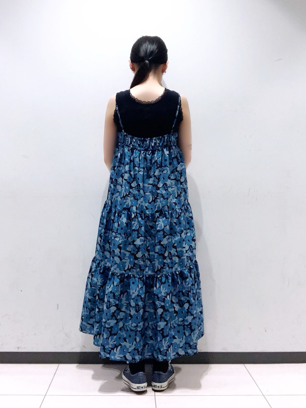 「milkfed、ミルクフェド、アウトドアスタイル、夏コーデ、ロングワンピース、柄シャツ、ノースリーブ、ショルダーバッグ、スゥエットパンツ、レースタンク、花柄」｜「MILKFED.のFLORAL ALL OVER PATTERN DRESS（ワンピース、ブルー系）」を使った、MAMIさん（レディース・160cm）の夏コーディネートの3枚目の写真