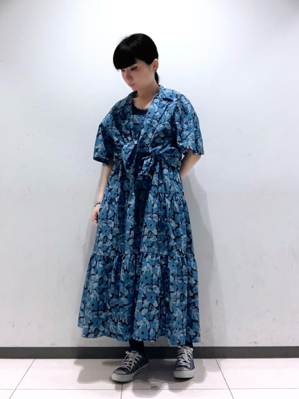 「milkfed、ミルクフェド、アウトドアスタイル、夏コーデ、ロングワンピース、柄シャツ、ノースリーブ、ショルダーバッグ、スゥエットパンツ、レースタンク、花柄」｜「MILKFED.のFLORAL ALL OVER PATTERN DRESS（ワンピース、ブルー系）」を使った、MAMIさん（レディース・160cm）の夏コーディネートの2枚目の写真