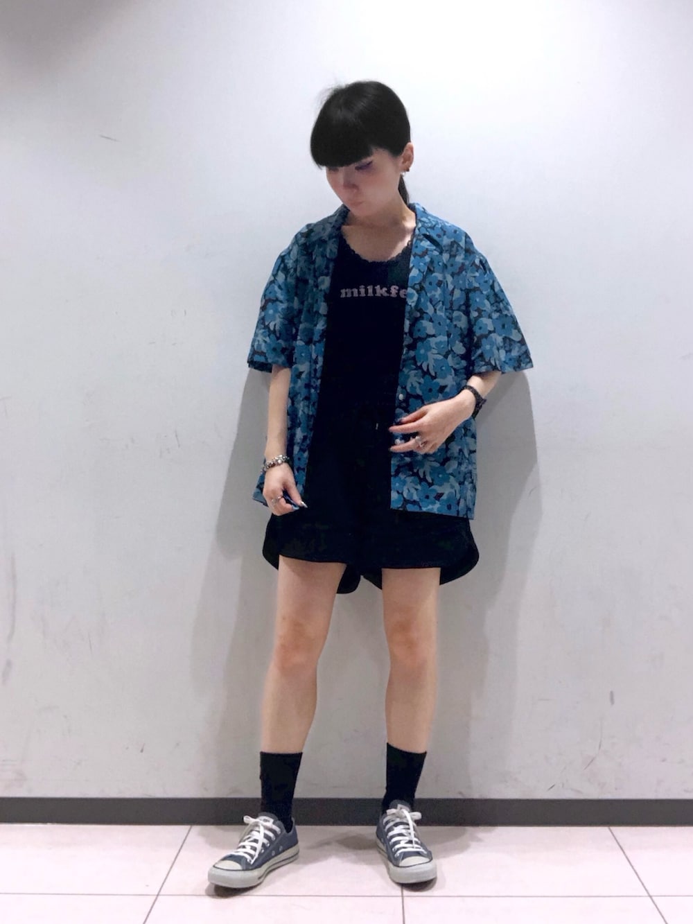 「milkfed、ミルクフェド、アウトドアスタイル、夏コーデ、ロングワンピース、柄シャツ、ノースリーブ、ショルダーバッグ、スゥエットパンツ、レースタンク、花柄」｜「MILKFED.のFLORAL ALL OVER PATTERN DRESS（ワンピース、ブルー系）」を使った、MAMIさん（レディース・160cm）の夏コーディネートの4枚目の写真