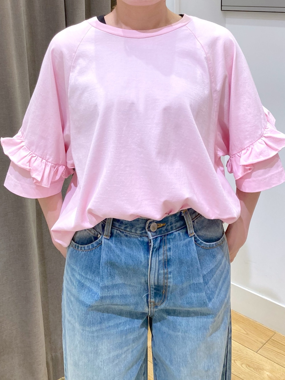 ピンク系のTシャツ/カットソー、ブルー系のデニムパンツ、ブラック系のボストンバッグを着用したレディースの夏コーディネートの4枚目の写真