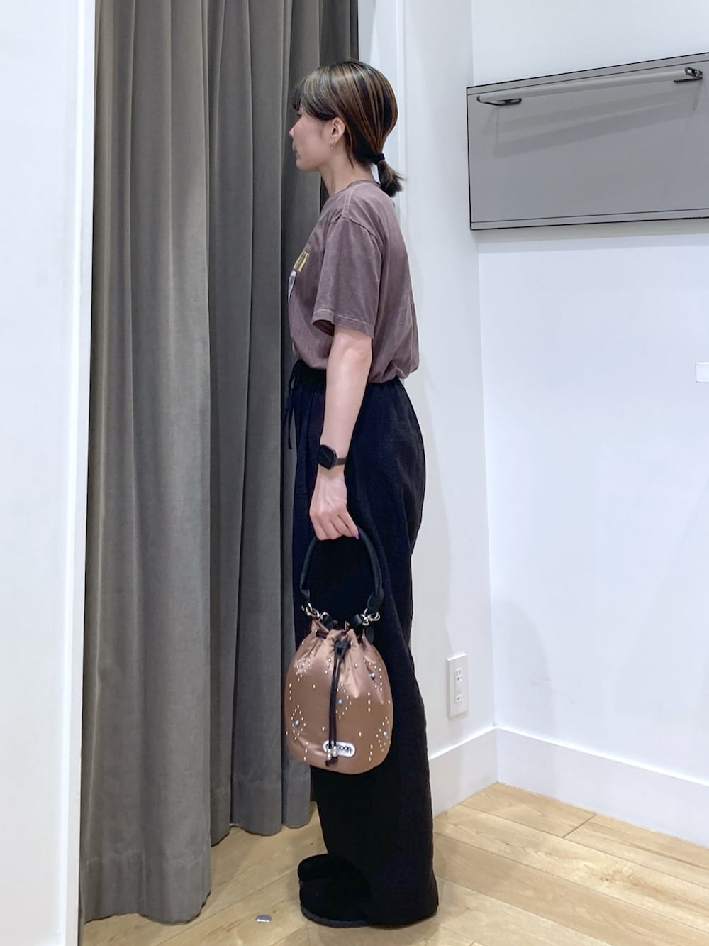 ブラウン系のTシャツ/カットソー、ブラック系のその他パンツ、ブラウン系のショルダーバッグを着用したレディースの秋コーディネートの3枚目の写真