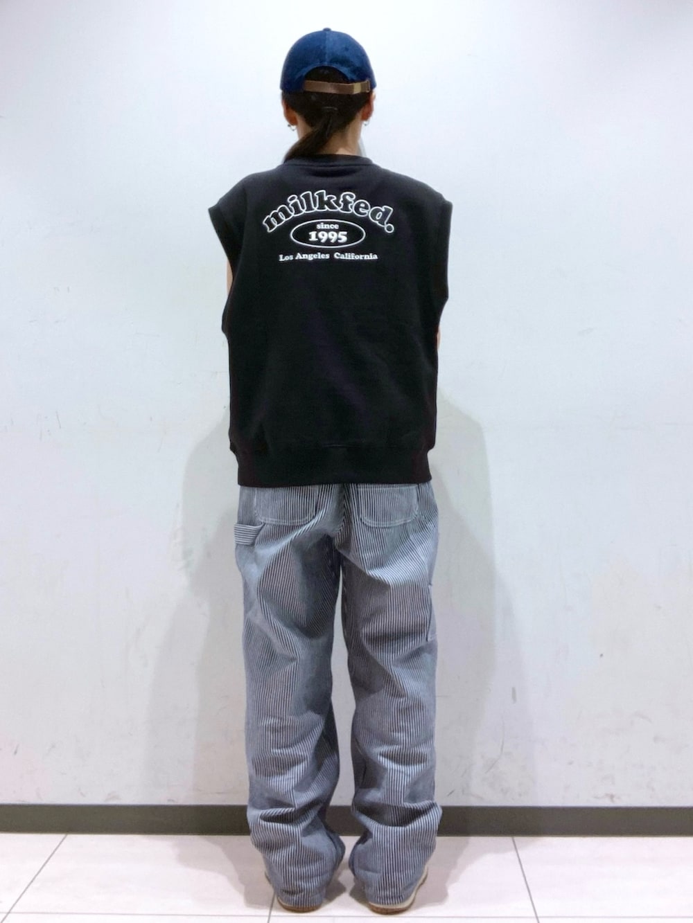 「MILKFED.、ミルクフェド、メンズライク、カジュアルコーデ、サロペット、スゥエット、ベスト、トートバッグ、ポーチ、推し活グッズ、オレンジ、キャップ女子」｜「MILKFED.のMILKMAN BEAR CAP（キャップ、ブラック系）」を使った、MAMIさん（レディース・160cm）の夏コーディネートの3枚目の写真