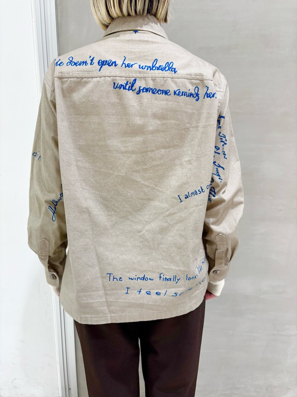 ベージュ系のTシャツ/カットソー、ホワイト系のニット/セーター、ブラウン系のその他パンツを着用したレディースの秋コーディネートの4枚目の写真