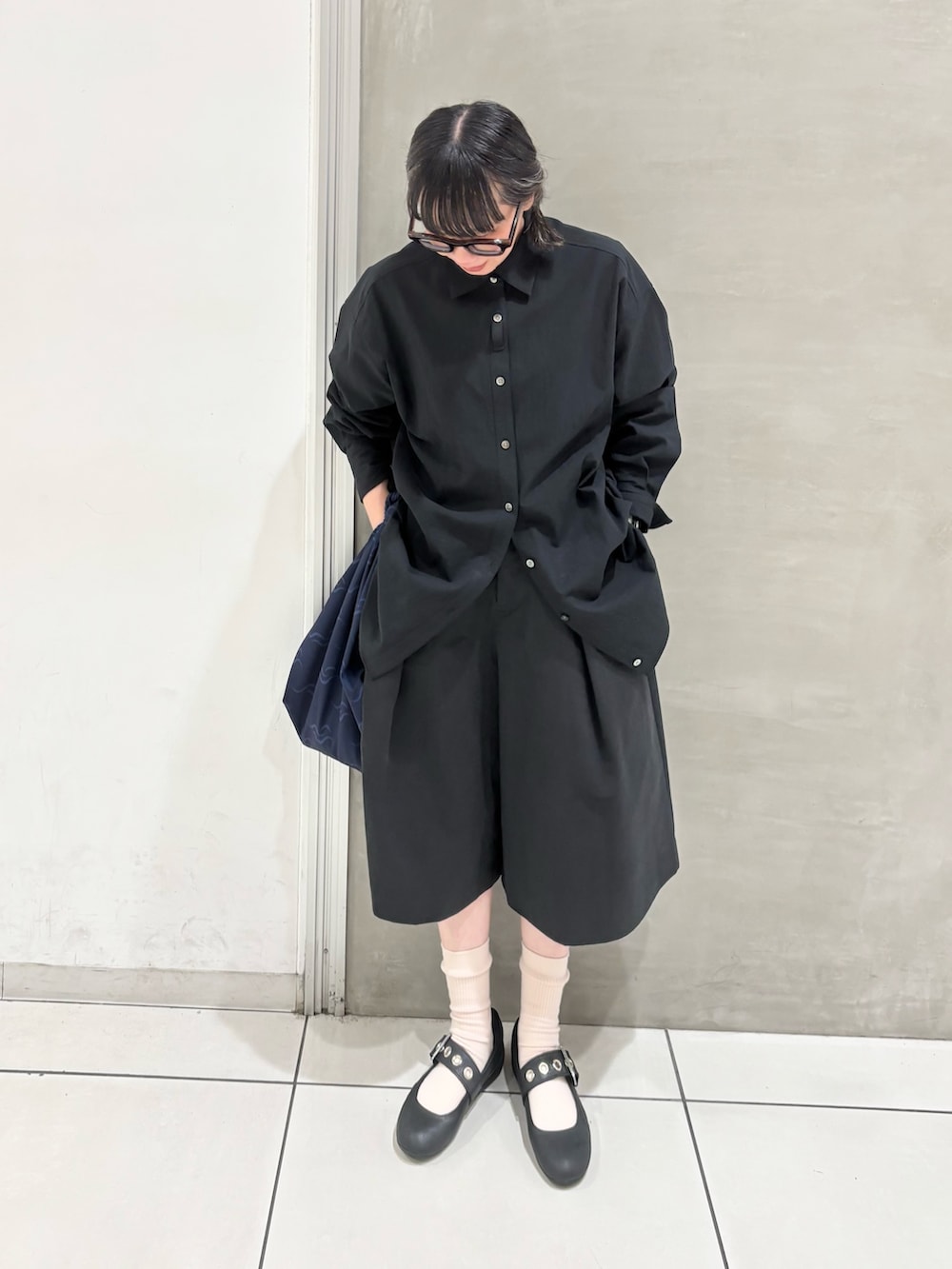 ブラック系のシャツ/ブラウス、ブラック系のその他パンツ、ブラック系のスニーカーを着用したレディースの秋コーディネートの4枚目の写真