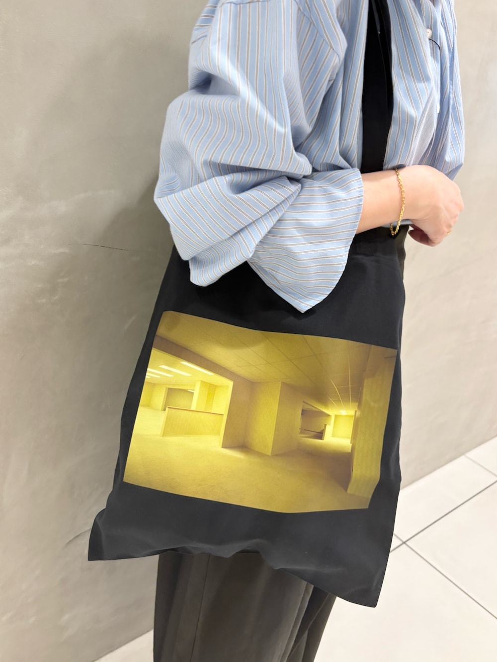 ブルー系のシャツ/ブラウス、ブラウン系のその他パンツ、ブラック系のローファーを着用したレディースの秋コーディネートの6枚目の写真