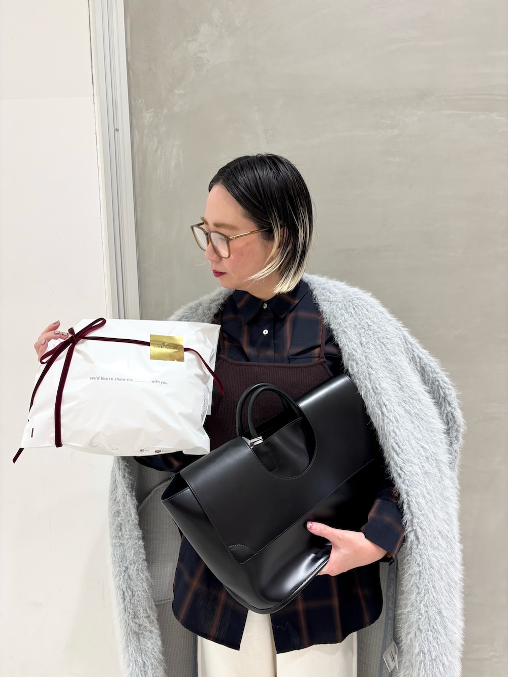 ブルー系のその他アウター、ブルー系のシャツ/ブラウス、ブラウン系のニット/セーターを着用したレディースの冬コーディネートの7枚目の写真