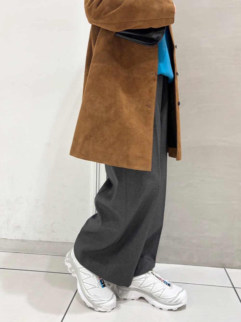 ブラウン系のテーラードジャケット、グレー系のニット/セーター、グレー系のその他パンツを着用したレディースの秋コーディネートの5枚目の写真