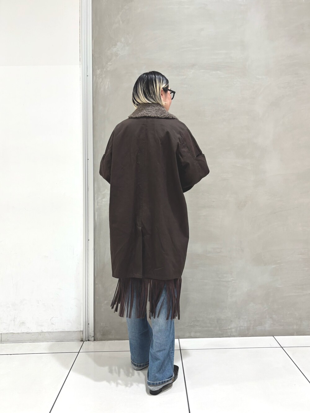 ブラウン系のその他アウター、ホワイト系のTシャツ/カットソー、ブラウン系のスカートを着用したレディースの秋コーディネートの2枚目の写真