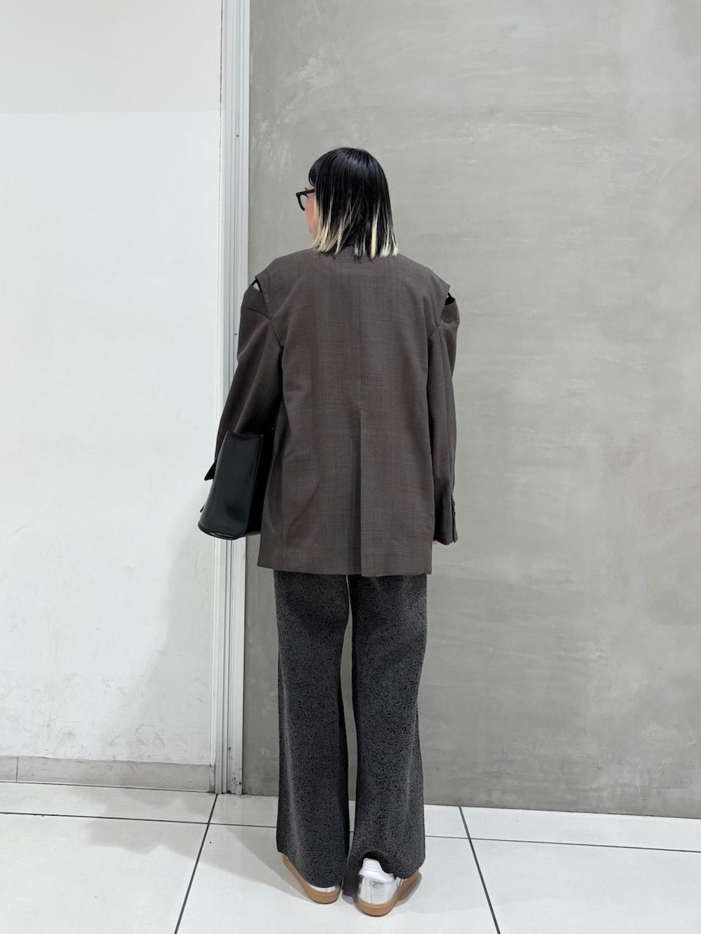 ブラウン系のその他アウター、ホワイト系のTシャツ/カットソー、グレー系のサロペット/オーバーオールを着用したレディースの冬コーディネートの2枚目の写真