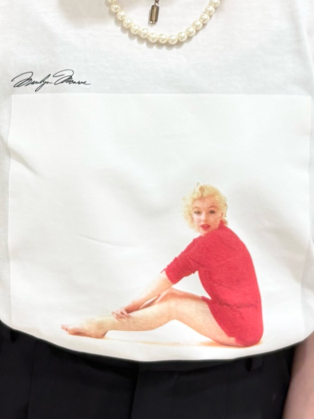 ホワイト系のTシャツ/カットソー、ブラック系のその他パンツ、ブラック系のローファーを着用したレディースの夏コーディネートの5枚目の写真