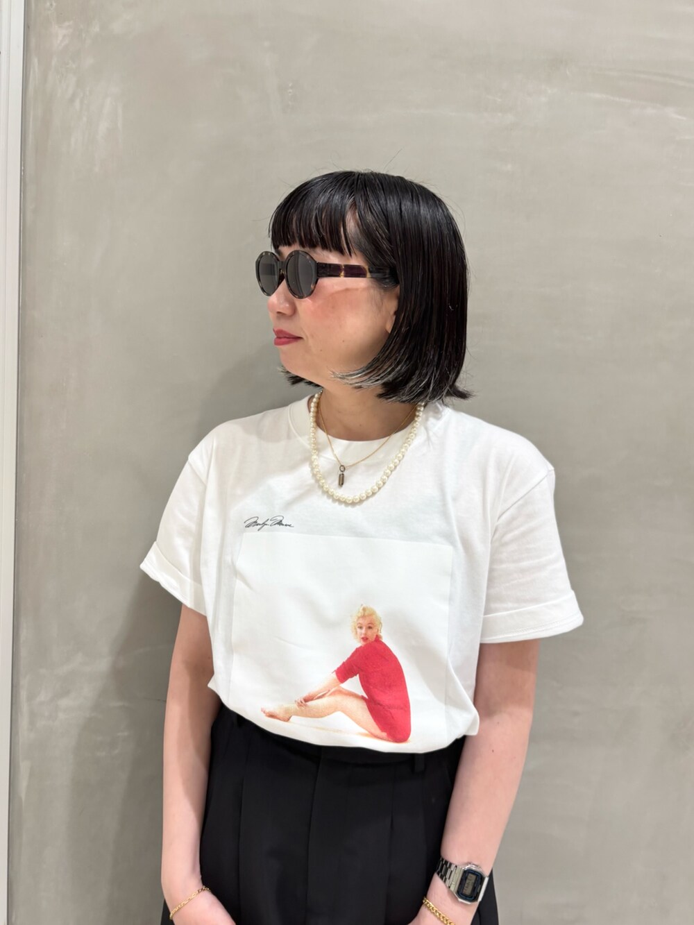 ホワイト系のTシャツ/カットソー、ブラック系のその他パンツ、ブラック系のローファーを着用したレディースの夏コーディネートの4枚目の写真