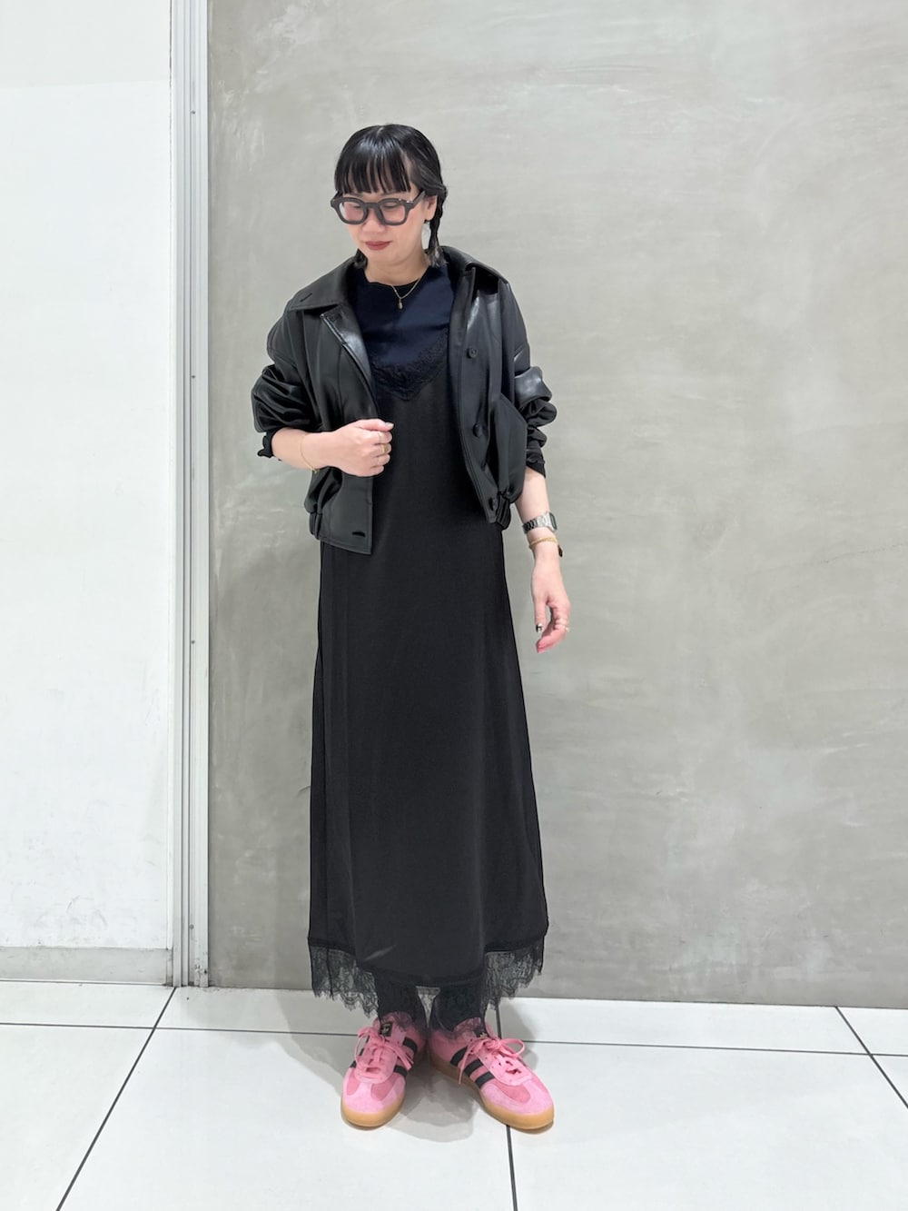 ブラック系のブルゾン、ブルー系のTシャツ/カットソー、ブラック系のワンピースを着用したレディースの秋コーディネートの4枚目の写真
