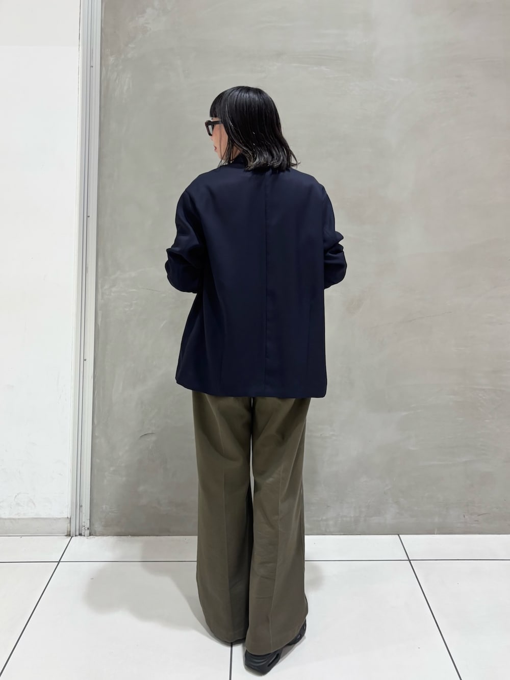 ブルー系のその他アウター、ブラウン系のTシャツ/カットソー、グリーン系のその他パンツを着用したレディースの秋コーディネートの3枚目の写真