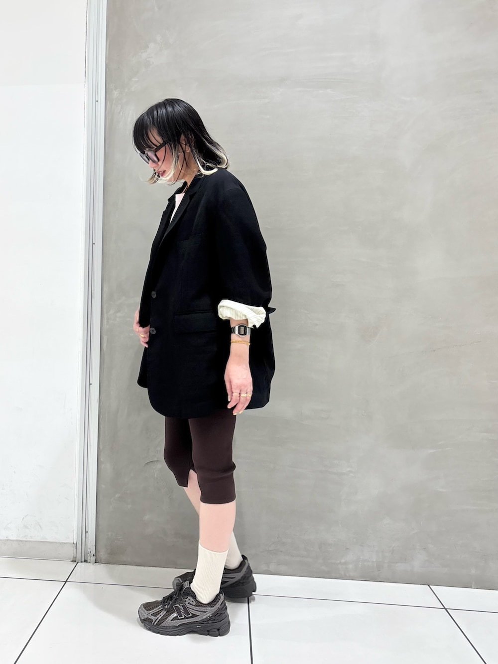 ブラック系のその他アウター、ピンク系のTシャツ/カットソー、ブラック系のトートバッグを着用したレディースの春コーディネートの4枚目の写真