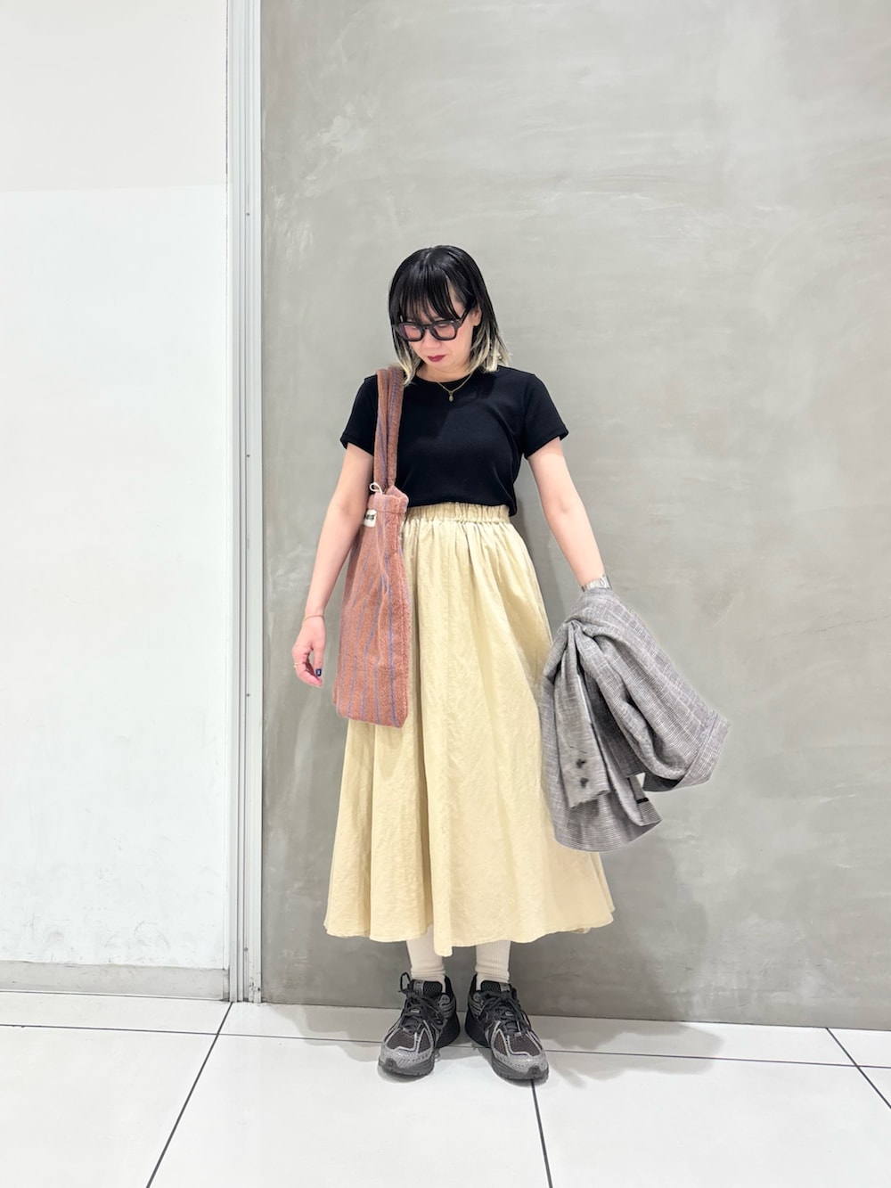 ブルー系のTシャツ/カットソー、グレー系のその他アウター、イエロー系のトートバッグを着用したレディースの春コーディネートの4枚目の写真