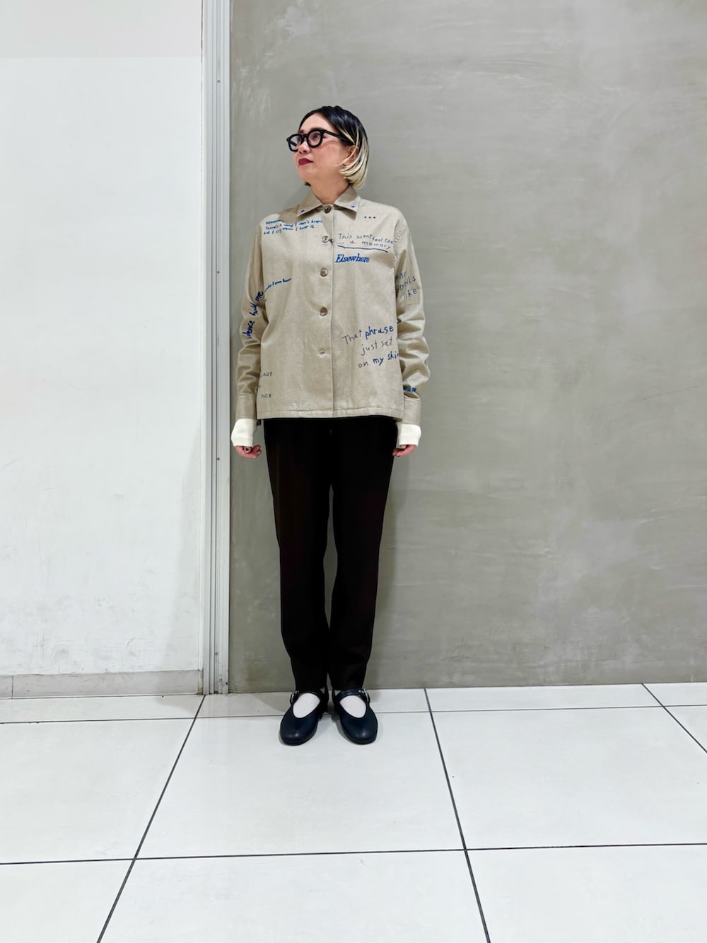 ベージュ系のTシャツ/カットソー、ホワイト系のニット/セーター、ブラウン系のその他パンツを着用したレディースの秋コーディネートの7枚目の写真