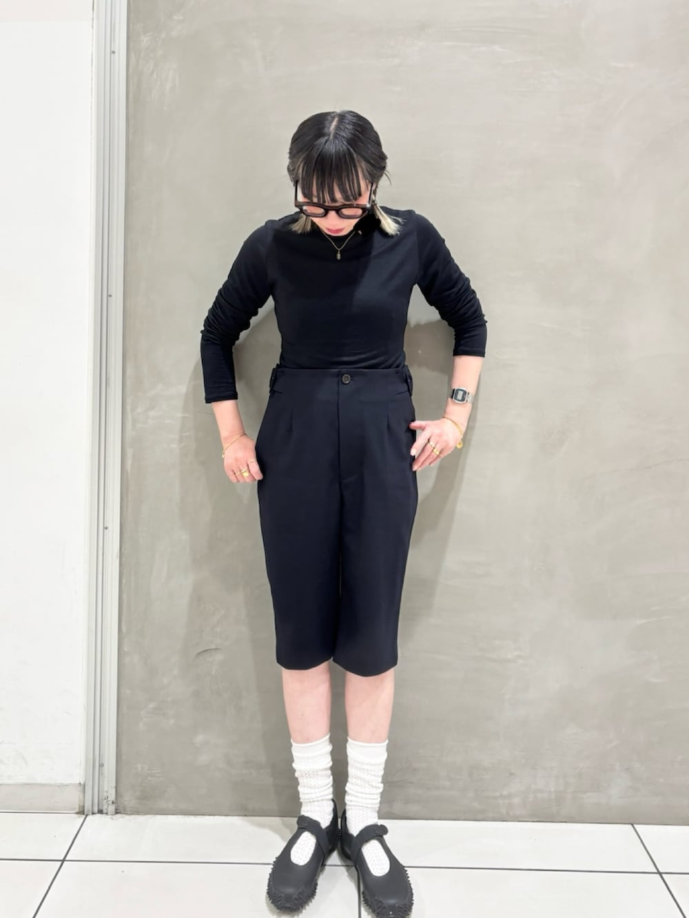 ブルー系のその他パンツ、ブルー系のTシャツ/カットソー、ブラック系のスニーカーを着用したレディースの春コーディネートの3枚目の写真