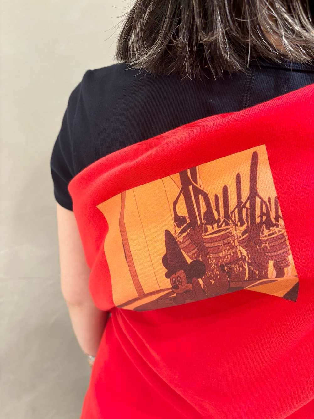 ブルー系のTシャツ/カットソー、レッド系のスウェット、ブルー系のデニムパンツを着用したレディースの夏コーディネートの4枚目の写真