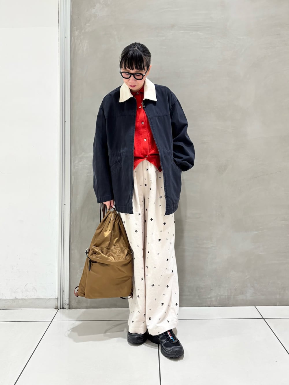 レッド系のカーディガン/ボレロ、ブルー系のカバーオール、ホワイト系のその他パンツを着用したレディースの冬コーディネートの7枚目の写真