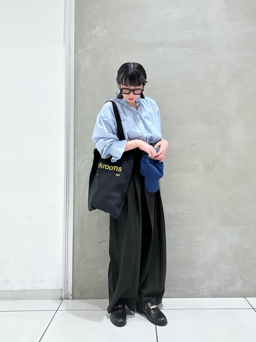 ブルー系のシャツ/ブラウス、ブラウン系のその他パンツ、ブラック系のローファーを着用したレディースの秋コーディネートの4枚目の写真
